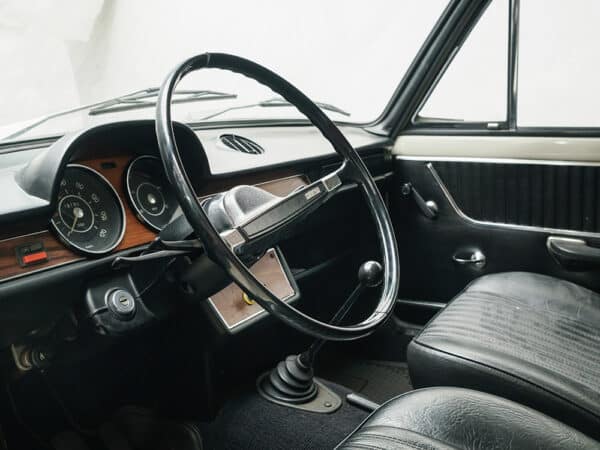 Fiat 124 S 1972 Vorderer Bereich mit Cockpit