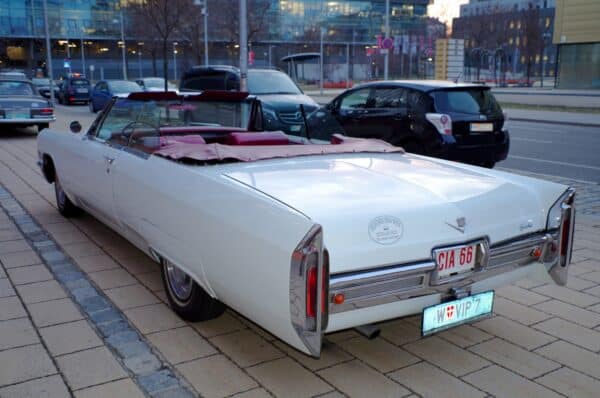 Cadillac DeVille 1966 beleuchtet