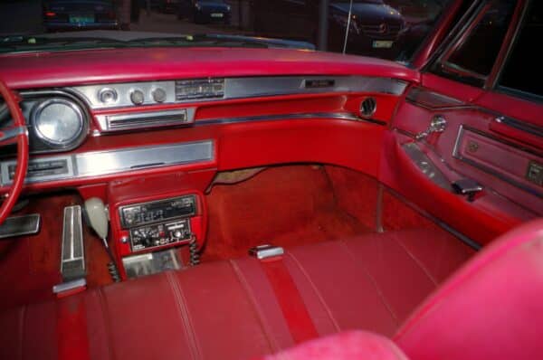 Cadillac DeVille 1966 von außen nach innen