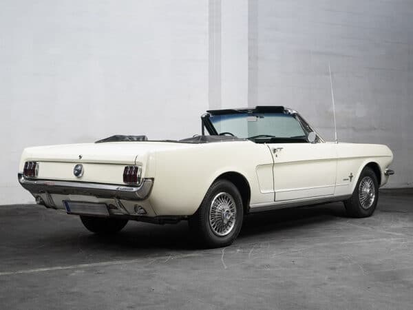 Ford Mustang 1966 Cabriolet schräg von hinten