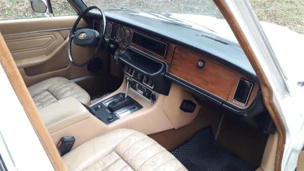 Jaguar XJ 6 L Series II vorder Sitzbank und Cockpit