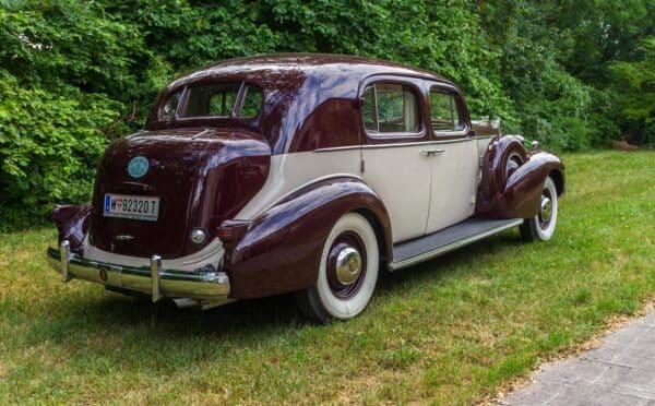 Cadillac Series 75 Fleetwood Baujahr 1937 schräg hinten in Wiese