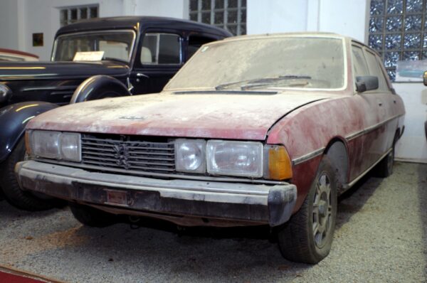 Peugeot 604 STI rot schräg vorne